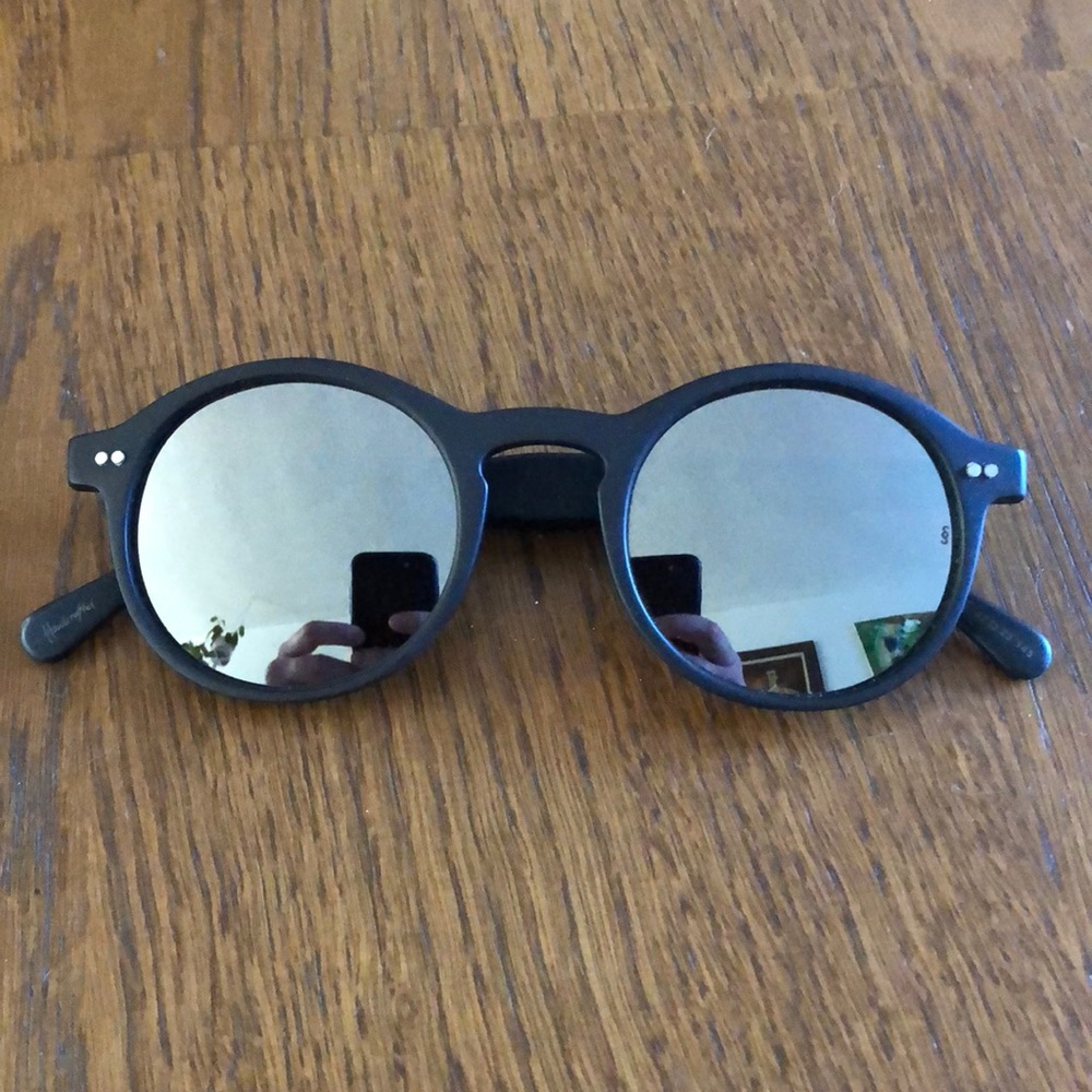 Sunday Somewhere “ALIA” sunglasses.